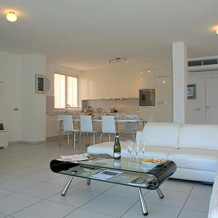 Sleeps 6 Pool Air Con アパート *